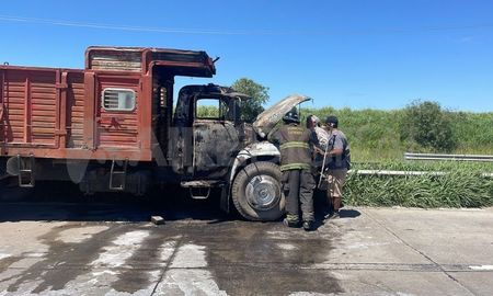 Circunvalación Oeste: se quemó un camión Circunvalación Oeste: se quemó un camión