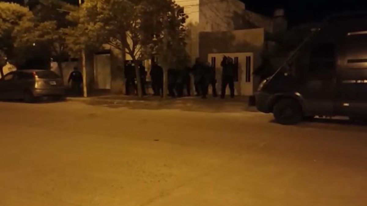 El momento en que el grupo táctico realizó uno de los allanamientos.&nbsp;