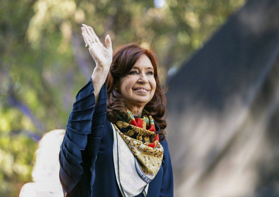 Presunta corrupción: confirmaron un procesamiento a Cristina Kirchner y revocaron otro