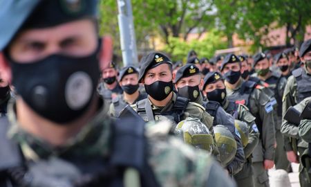 Una vez más, centenares de efectivos de Gendarmería Nacional desembarcan en la provincia de Santa Fe. Esta vez, se anuncia que llegaron para quedarse. Una vez más, centenares de efectivos de Gendarmería Nacional desembarcan en la provincia de Santa Fe. Esta vez, se anuncia que llegaron para quedarse.