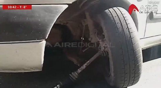 Rompió su utilitario gracias a los baches