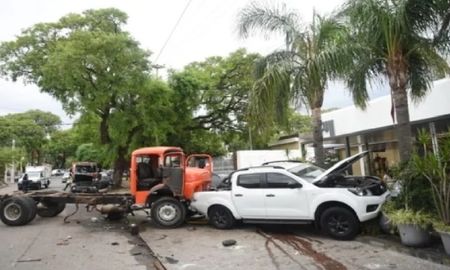 Catamarca: un camión fuera de control arrasó con cuatro vehículos y un ciclista se salvó de milagro Catamarca: un camión fuera de control arrasó con cuatro vehículos y un ciclista se salvó de milagro