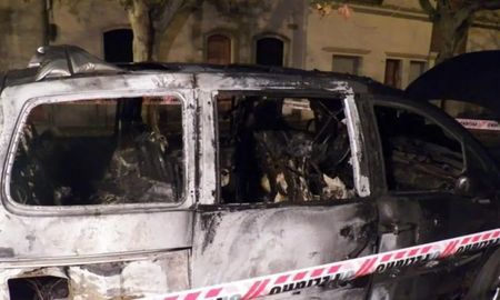 Una mujer de Santiago del Estero prendió fuego el auto de su marido como venganza. Una mujer de Santiago del Estero prendió fuego el auto de su marido como venganza.