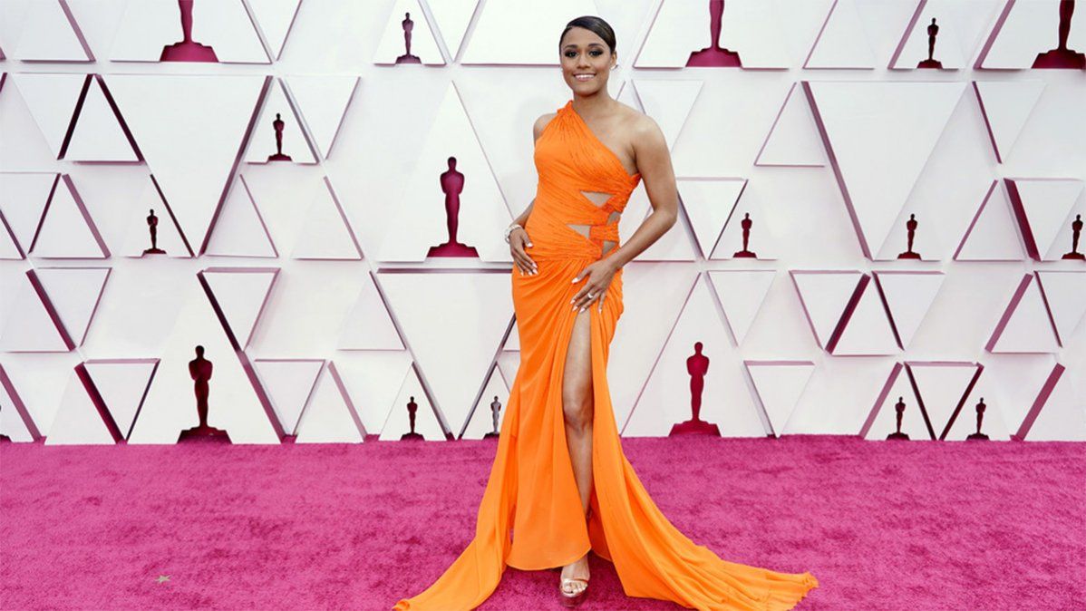 Ariana DeBose en la alfombra roja de los Oscars 2021.