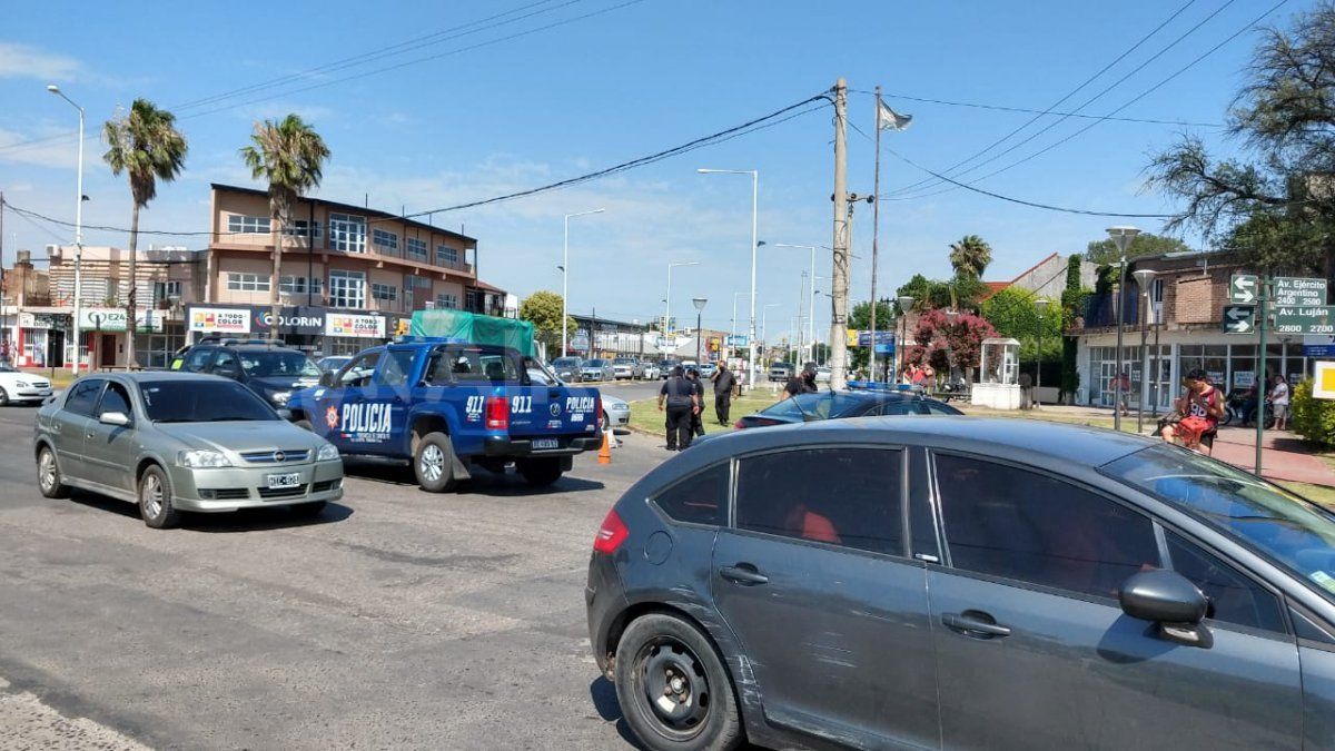 Personal policial trabaja en la zona para ordenar el tránsito sobre avenida Luján y la autovía 19