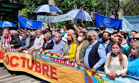 Los dirigentes de la central obrera leyeron un documento de fuerte tono político elaborado por los gremios convocantes. Los dirigentes de la central obrera leyeron un documento de fuerte tono político elaborado por los gremios convocantes.