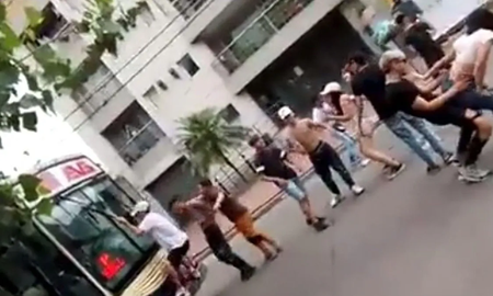 Video viral: frenaron dos colectivos y se subieron al techo de uno para perrear Video viral: frenaron dos colectivos y se subieron al techo de uno para perrear