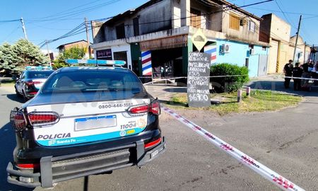 Un adolescente resultó herido de arma de fuego mientras trabajaba dentro de una barbería en la zona suroeste de Rosario. Un adolescente resultó herido de arma de fuego mientras trabajaba dentro de una barbería en la zona suroeste de Rosario.