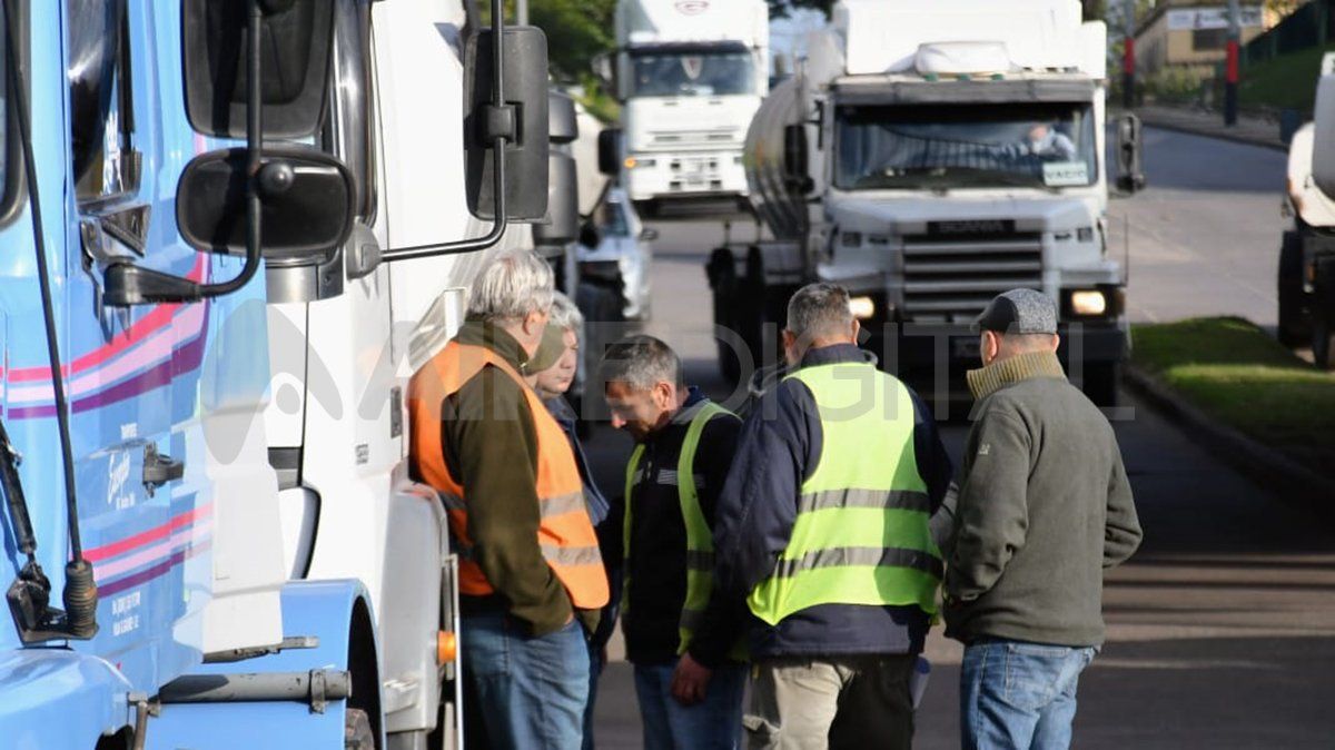 Los trabajadores del puerto de Rosario están de paro por tiempo indeterminado.