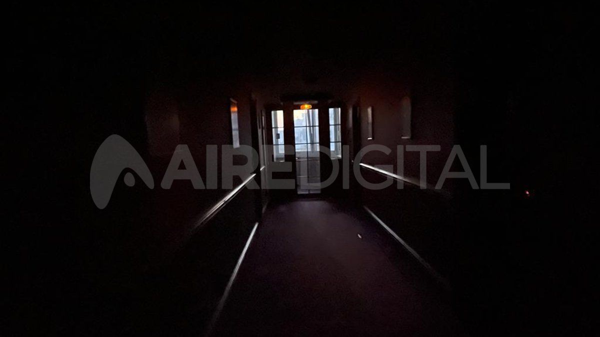 El hotel está a oscuras. La única luz está en el baño. Los empleados sacaron los focos por si alguien desobedece la regla de oscuridad cuando empieza el toque de queda.