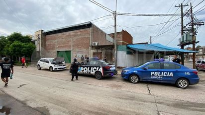 Le robaron el auto del frente de su casa en barrio Barranquitas y lo encontraron a unas cuadras con tres ruedas menos