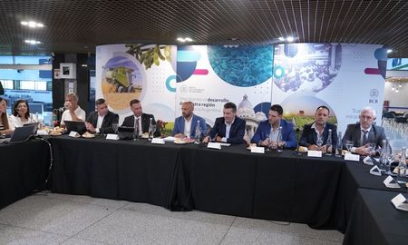 Provincia presentó en la Bolsa de Comercio de Rosario el proyecto de Circuito de Ingreso a Puertos ante entidades del sector. Provincia presentó en la Bolsa de Comercio de Rosario el proyecto de Circuito de Ingreso a Puertos ante entidades del sector.