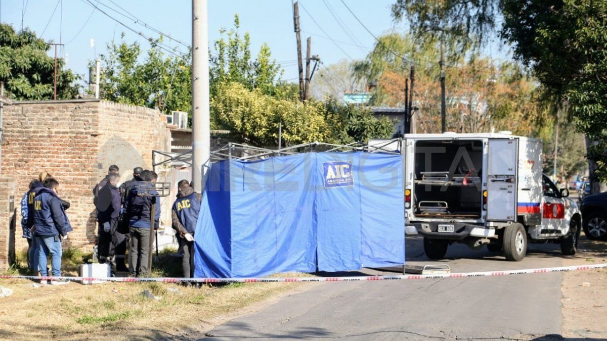 Los policías que concurrieron al lugar hallaron en la escena de ambos crímenes múltiples vainas servidas de distintos calibres.