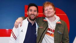 Sheeran y Lionel Messi en su encuentro viral; el músico confesó que lo elogió durante minutos sin saber que el 10 no le entendía nada.