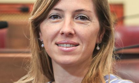 El pedido fue motivado por la difusión de un video de la sesión de este jueves de la Cámara de Diputados de la provincia en la que participa la legisladora del bloque Somos Vida y Familia desde su auto particular. Según se puede observar en el video, la diputada interviene en la sesión mientras conduce su vehículo. El pedido fue motivado por la difusión de un video de la sesión de este jueves de la Cámara de Diputados de la provincia en la que participa la legisladora del bloque Somos Vida y Familia desde su auto particular. Según se puede observar en el video, la diputada interviene en la sesión mientras conduce su vehículo.