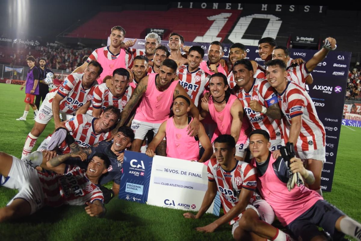 Alegría, foto con el cheque y la gente. Alegría, foto con el cheque y la gente.