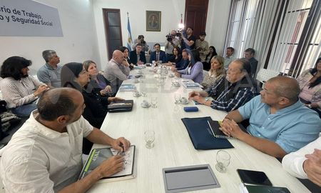 Los gremios docentes y el Gobierno de Santa Fe podrían encaminarse a un acuerdo semestral durante estas paritarias 2025. Los gremios docentes y el Gobierno de Santa Fe podrían encaminarse a un acuerdo semestral durante estas paritarias 2025.