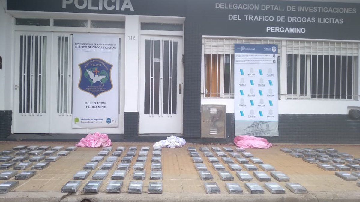 Los paquetes de cocaína fueron arrojados desde una avioneta en un campo de Pergamino