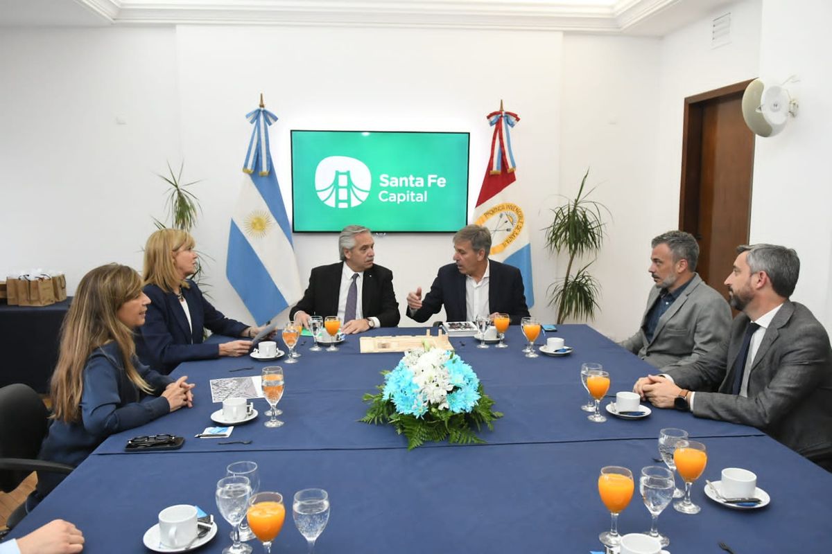 La portavoz de la Presidencia Gabriela Cerruti y la vicegobernadora de Santa Fe Alejandra Rodenas participaron del encuentro entre Alberto Fernández y Emilio Jatón.