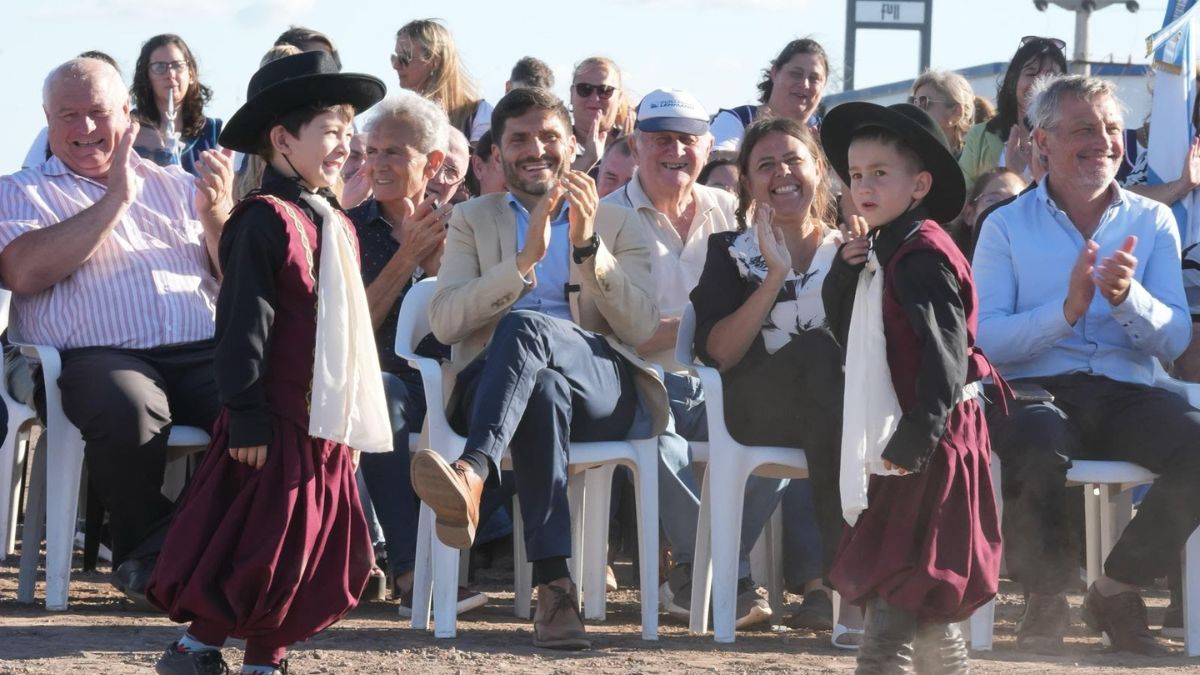Por su parte, el ministro de Obras Públicas, Lisandro Enrico, valoró que, “a pesar del momento económico complicado, nuestra provincia se destaca en el país haciendo obras". Por su parte, el ministro de Obras Públicas, Lisandro Enrico, valoró que, “a pesar del momento económico complicado, nuestra provincia se destaca en el país haciendo obras". 