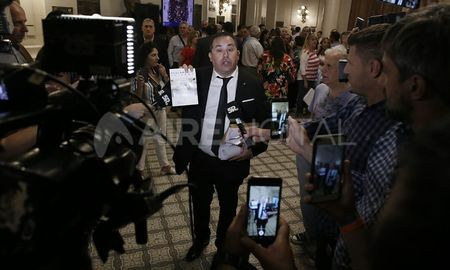 Sebastián Julierec (Cambiemos) mostraba su reclamo a la prensa. Sebastián Julierec (Cambiemos) mostraba su reclamo a la prensa.
