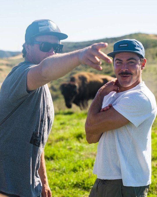 Zac Efron apareció con el rostro bastante cambiado.