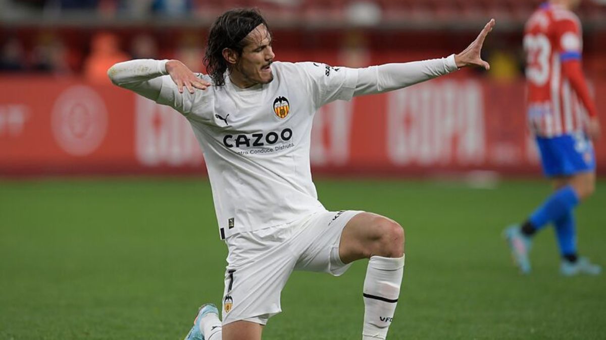 El delantero Uruguayo Edinson Cavani formó parte del plantel de Valencia que se salvó del descenso la temporada 2022-23. El delantero Uruguayo Edinson Cavani formó parte del plantel de Valencia que se salvó del descenso la temporada 2022-23.