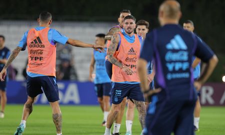 La Selección Argentina entrena este lunes por última vez previo a debutar en el Mundial Qatar 2022. La Selección Argentina entrena este lunes por última vez previo a debutar en el Mundial Qatar 2022.