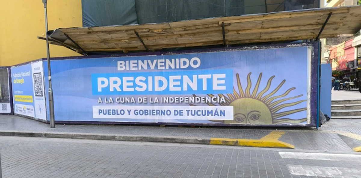 Carteles de bienvenida para Javier Milei