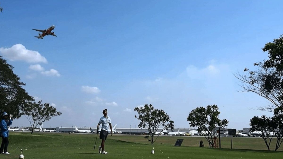 Para los que viven esta muy singular experiencia, ya sean jugadores (o pasajeros y tripulaciones de los aviones, que disponen de vistas inigualables), Kantarat significa un entorno incomparable que permite a los golfistas disfrutar de su juego mientras observan el despegue y aterrizaje de las aeronaves, creando una atmósfera inolvidable. Para los que viven esta muy singular experiencia, ya sean jugadores (o pasajeros y tripulaciones de los aviones, que disponen de vistas inigualables), Kantarat significa un entorno incomparable que permite a los golfistas disfrutar de su juego mientras observan el despegue y aterrizaje de las aeronaves, creando una atmósfera inolvidable.