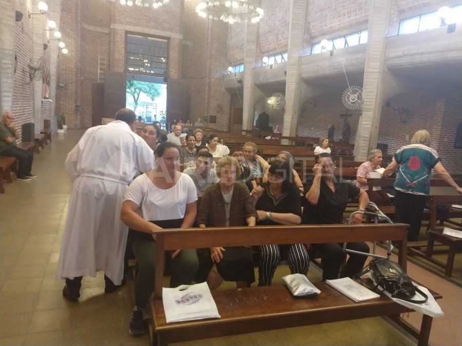 Con más fotos en el arbolito, se realizó la misa por las víctimas inocentes de la inseguridad