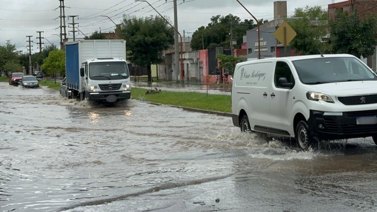 El centro y sur de la provincia de Santa Fe están afectados por lluvias intensas y ocasional caída de granizo desde la noche del miércoles.