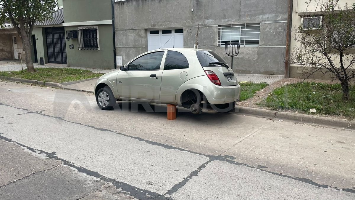 Le robaron una de las ruedas traseras a un Ford K en el Barrio Barranquitas Le robaron una de las ruedas traseras a un Ford K en el Barrio Barranquitas 