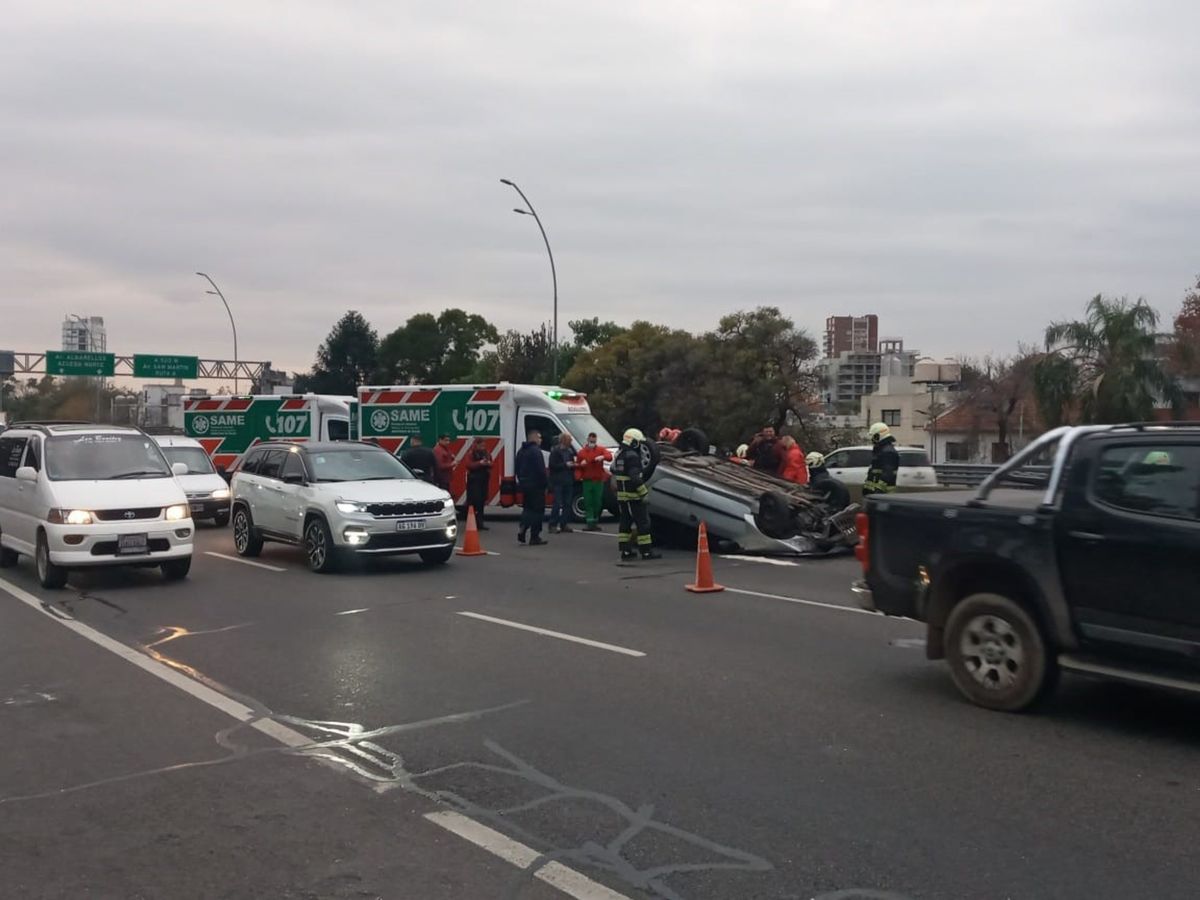 El auto quedó volcado y la parte delantera quedó semi destruida. El auto quedó volcado y la parte delantera quedó semi destruida.