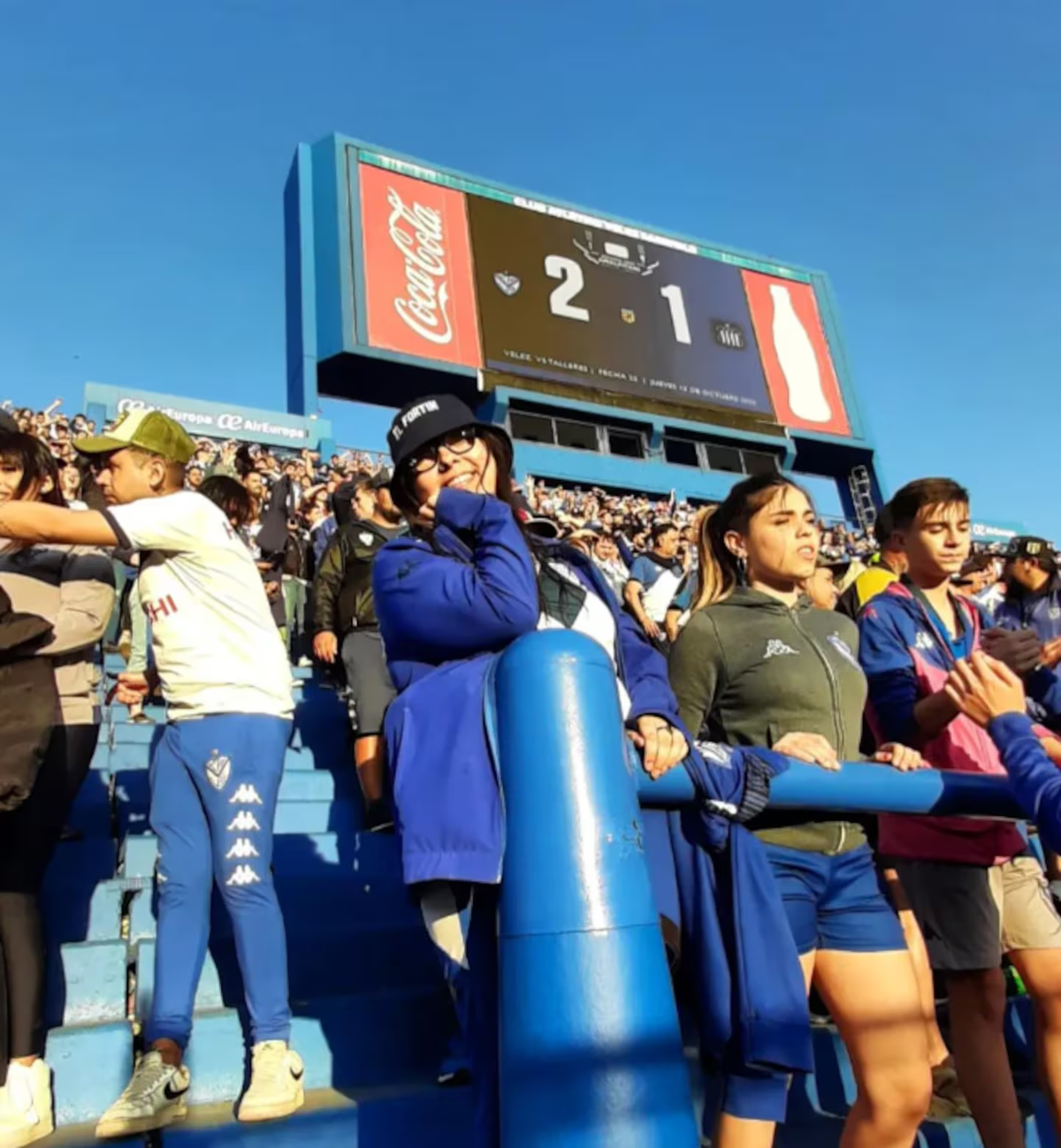 Bizarrap sorprendió a hincha que le robaron una camiseta inédita de su equipo de fútbol. Bizarrap sorprendió a hincha que le robaron una camiseta inédita de su equipo de fútbol.