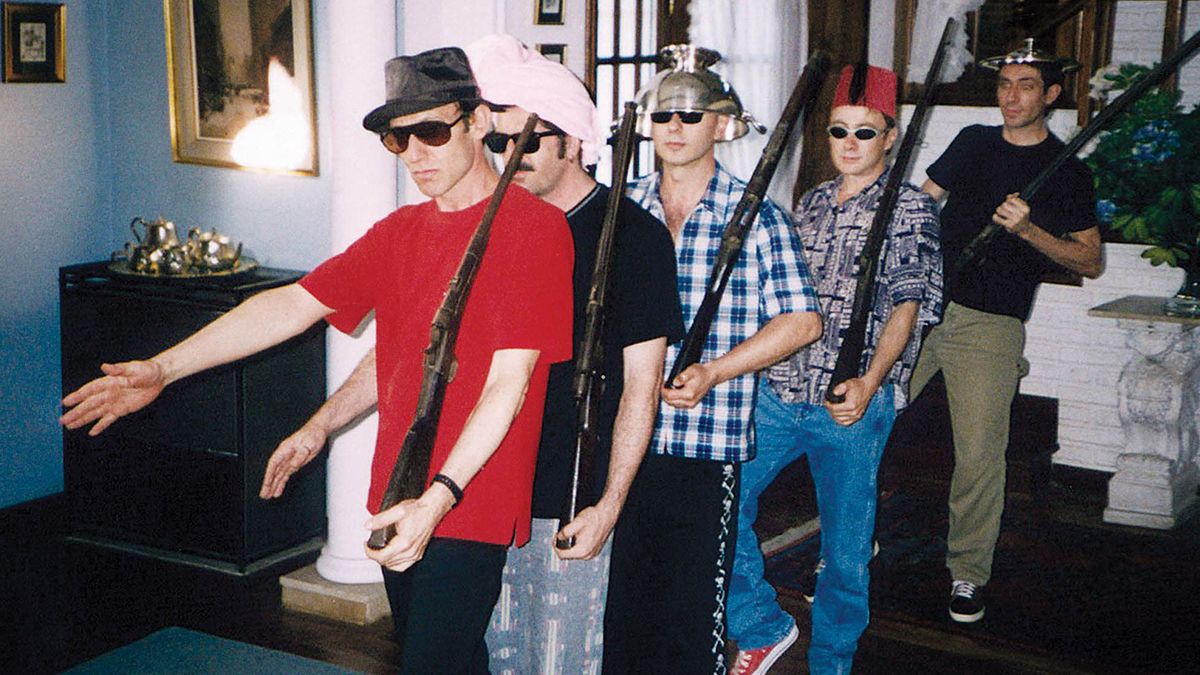 Si bien Los Redondos se sintieron cómodos a lo largo de su carrera respetando una linealidad clásica en la lírica y melodía, este disco buscó profundizar otros caminos y ganar público en otros nichos. A manera de comparación o analogía internacional, “Momo Sampler” es el "Achtung Baby" (editado por U2 en 1991) de Los Redondos.