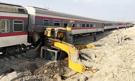 21 personas murieron y decenas resultaron heridas hoy al descarrilar un tren en Irán. 21 personas murieron y decenas resultaron heridas hoy al descarrilar un tren en Irán.