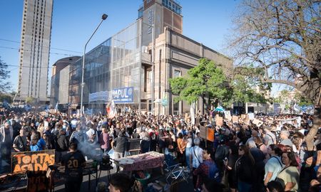 Docentes, estudiantes, trabajadores y familias enteras coparon las calles de Santa Fe en defensa de la universidad pública. Docentes, estudiantes, trabajadores y familias enteras coparon las calles de Santa Fe en defensa de la universidad pública.