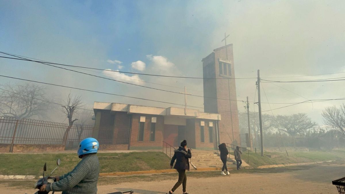 El fuego pudo ser controlado por los bomberos una hora después de su origen.