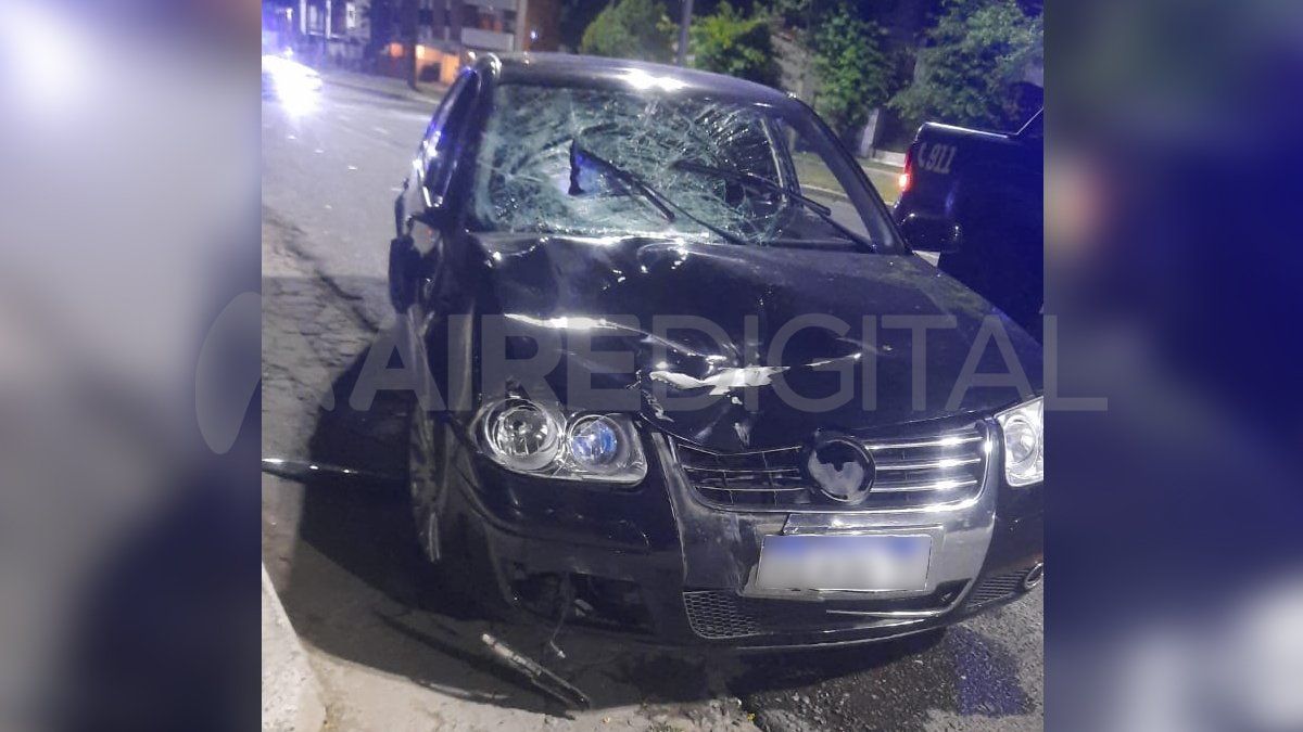 Así quedó el automóvil involucrado en el siniestro fatal que se produjo en la Costanera durante la noche del domingo.