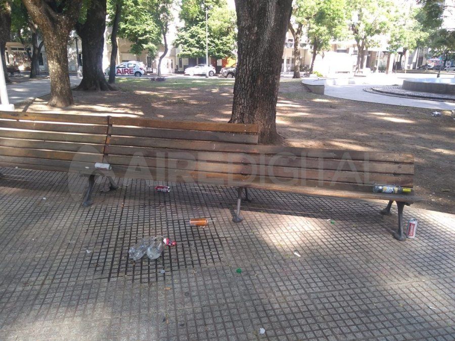 Los festejos de Nochebuena dejaron un triste escenario en las inmediaciones de la plaza Pueyrredón donde los jóvenes se acercaron a celebrar.