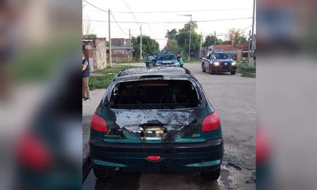 Este domingo a la madrugada se prendió fuego un auto en barrio Santa Rosa de Lima. Este domingo a la madrugada se prendió fuego un auto en barrio Santa Rosa de Lima.