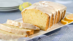 altText(Con 5 ingredientes y sin batidora: el budín de limón que es furor para la merienda)}