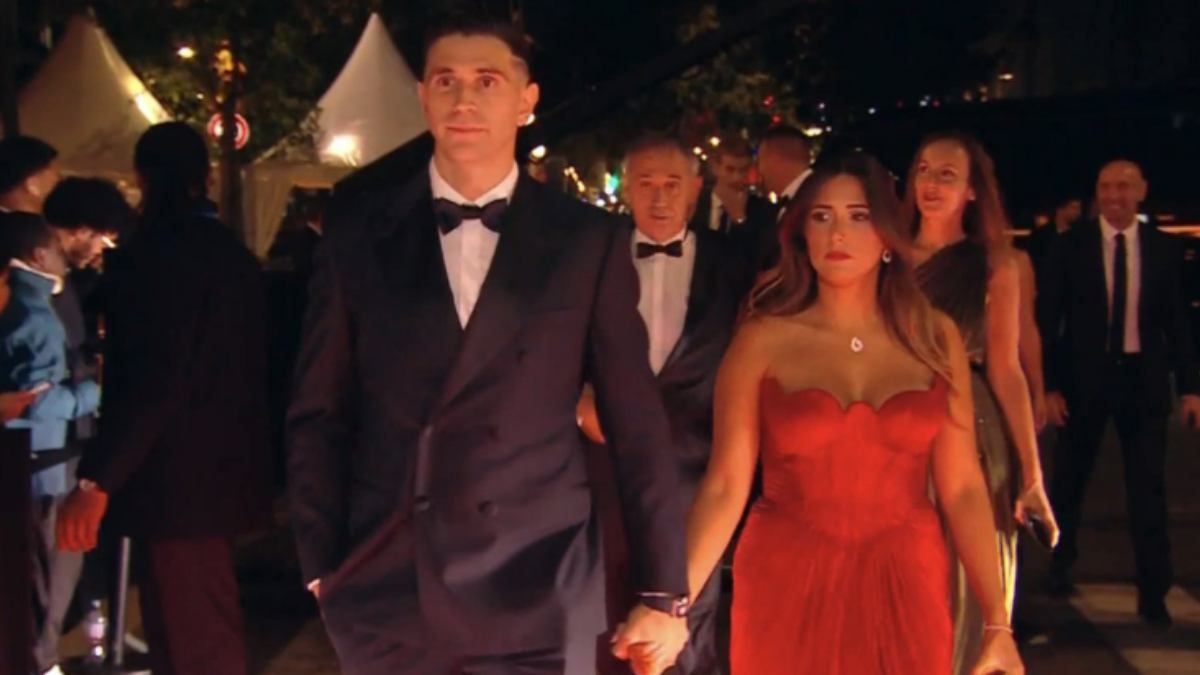 Dibu Martínez ingresó al Teatro de París de la mano de su esposa