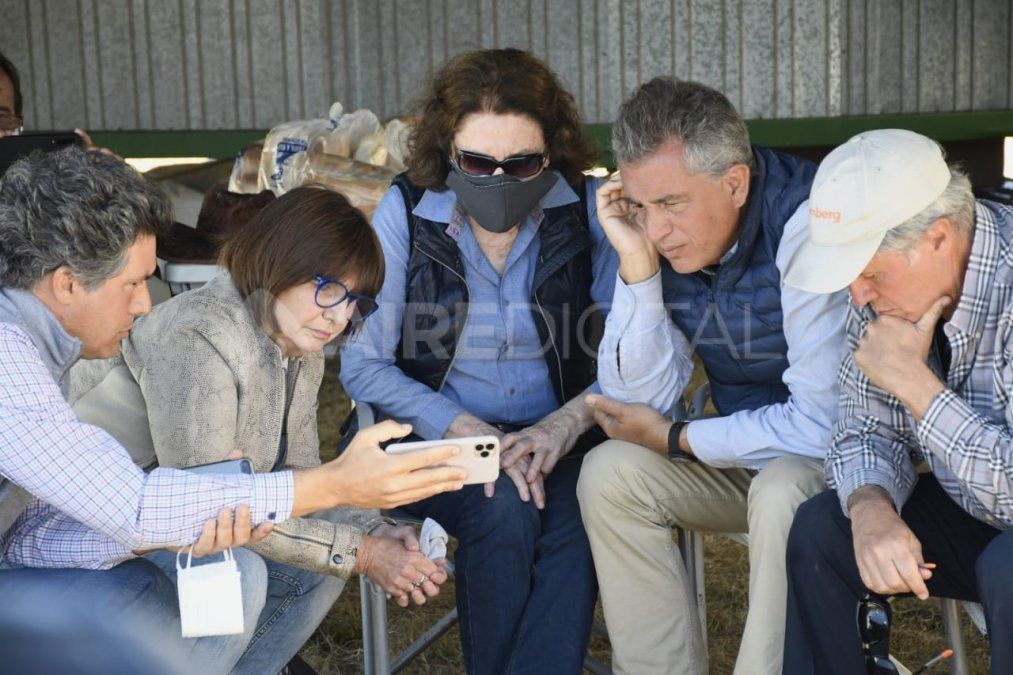Luis Miguel Etchevehere mirando la audiencia acompañado de Patricia Bullrich. 