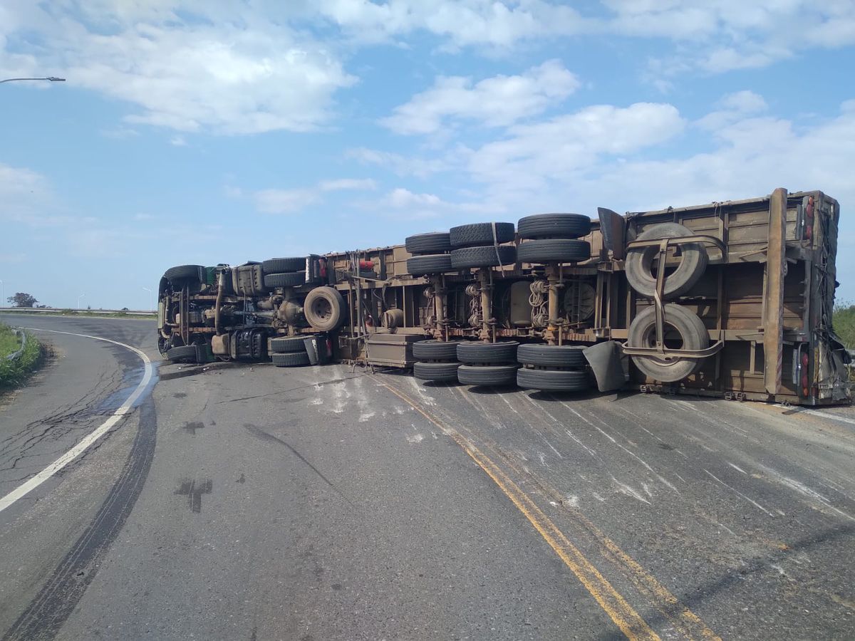 Por el vuelco de un camión, cortan el tránsito en el acceso a RN 19 por la autopista Santa Fe - Rosario