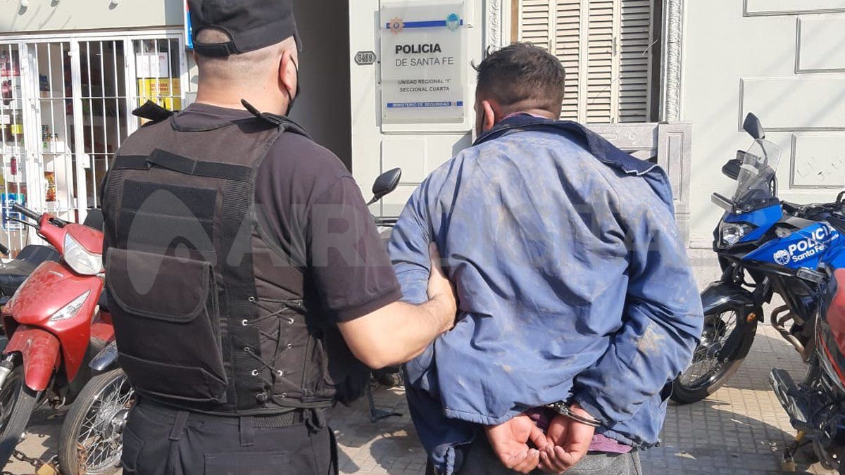 En las primeras horas de la tarde se detuvo al ladrón de 27 años que asaltó dos panaderías este domingo.&nbsp;