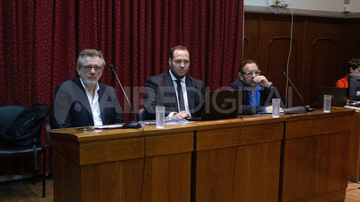Lerche junto a sus abogados en el inicio del juicio. Después de los alegatos presenció el debate por videoconferencia.&nbsp;