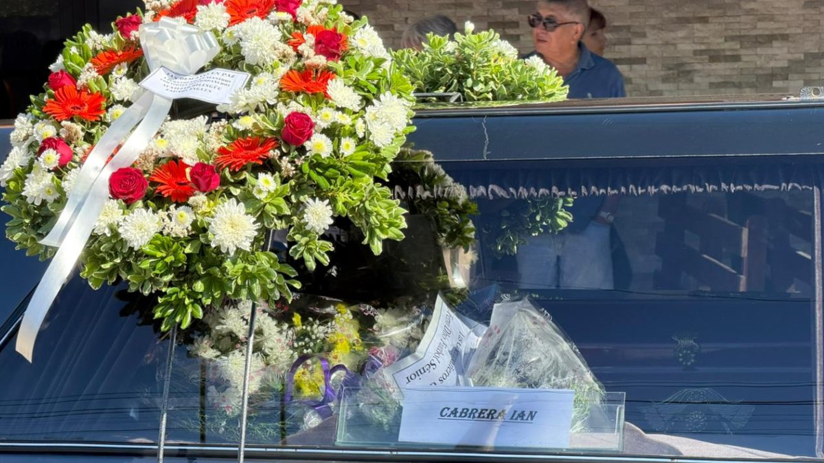 Detalle de la corona de flores que acompañó al féretro, donde se visualiza el nombre de Ian, el adolescente de 13 años cuya muerte conmociona a toda la comunidad escolar. Detalle de la corona de flores que acompañó al féretro, donde se visualiza el nombre de Ian, el adolescente de 13 años cuya muerte conmociona a toda la comunidad escolar.
