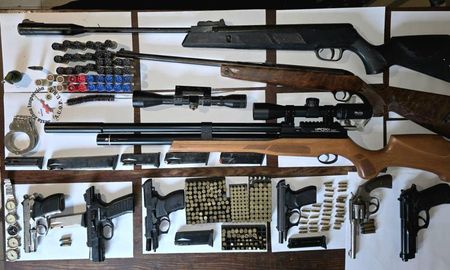 Un verdadero arsenal se secuestró en los allanamientos. Un verdadero arsenal se secuestró en los allanamientos.